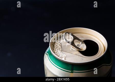 Nahaufnahme der geöffneten Bierkgons auf schwarzem Hintergrund. Stockfoto