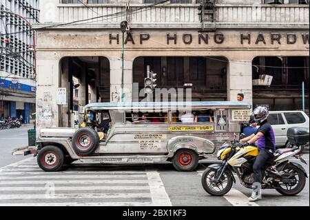 Der Verkehr hält an einer geschäftigen Kreuzung in China Town, Binondo District von Manila, Philippinen. Stockfoto