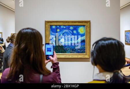 Besucher vor dem Gemälde Sternennacht von Vincent van Gogh, Museum of Modern Art, MoMA, Midtown Manhattan, New York City, USA Stockfoto