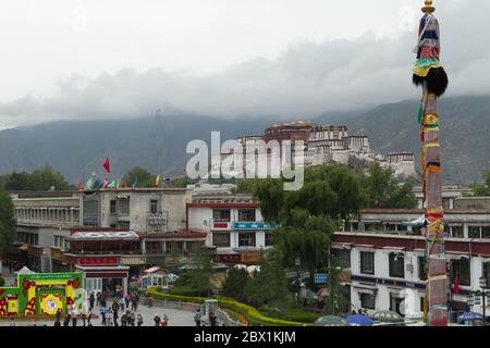 Lhasa, Tibet / China - 20. August 2012: Blick auf das Potala-Kloster vom Dach des Jokhang-Tempels Stockfoto