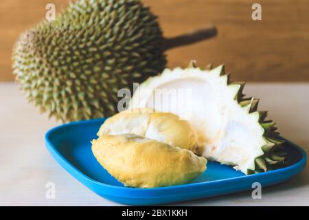 König der Früchte, Durian auf blauem Teller. Stockfoto