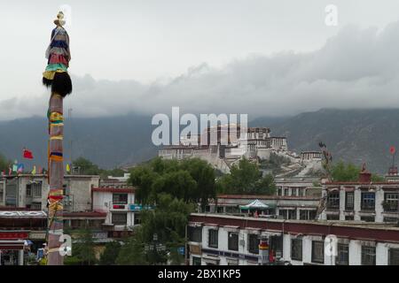 Lhasa, Tibet / China - 20. August 2012: Blick auf das Potala-Kloster vom Dach des Jokhang-Tempels Stockfoto