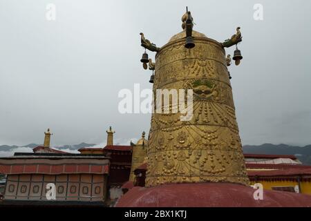 Lhasa, Tibet / China - 20. August 2012: Architektonische Details und farbenfrohes Design im Jokhang Tempel in Lhasa, Tibet, China Stockfoto