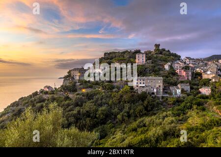 Bergdorf Nonza mit Blick auf das Mittelmeer auf Cap corse, Korsika, Frankreich Stockfoto