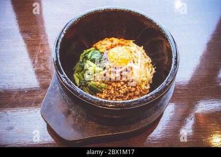 Bibimbap in einem beheizten Stein Schüssel, Koreanisches Essen Stockfoto