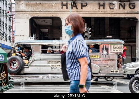 Der Verkehr hält an einer geschäftigen Kreuzung in China Town, Binondo District von Manila, Philippinen. Stockfoto