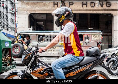 Der Verkehr hält an einer geschäftigen Kreuzung in China Town, Binondo District von Manila, Philippinen. Stockfoto