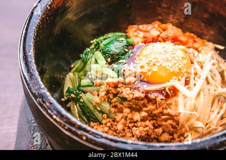 Bibimbap in einem beheizten Stein Schüssel, Koreanisches Essen Stockfoto