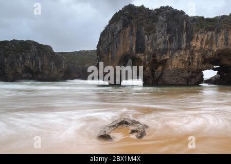 Cuevas del Mar Strand, Asturien, Spanien Stockfoto