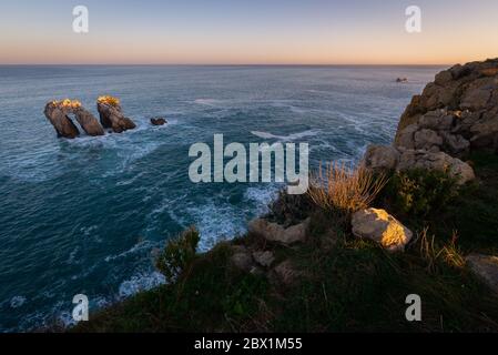 Gebrochene Küste (Costa Quebrada) bei Sonnenaufgang, Kantabrien, Spanien Stockfoto