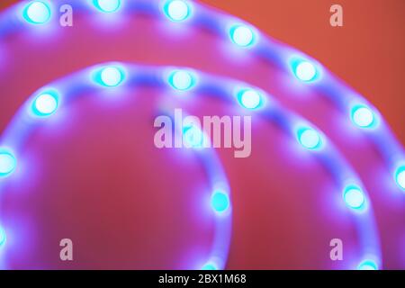 Verschwommene abstrakte Hintergrund-Leuchtstofflampe auf rotem Hintergrund. Stockfoto