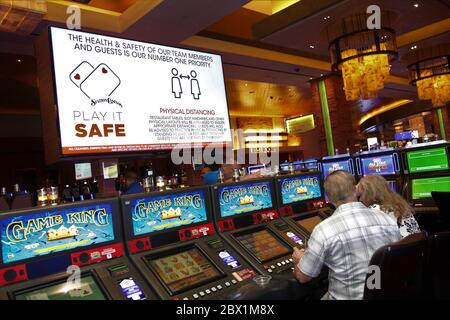 Las Vegas, Usa. Juni 2020. Las Vegas, NV - 4. Juni 2020: Sicherheitsschild bei der großen Wiedereröffnung des Red Rock Casino Resort & Spa am 4. Juni 2020 um 12:01 UHR in Las Vegas, Nevada. Quelle: Peter Noble/Der Fotozugang Quelle: Der Fotozugang/Alamy Live News Stockfoto