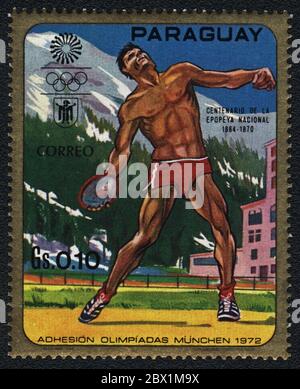 Diskuswurf. Laufhürden. Olympische Sommerspiele in München 1972. Reihe: 100 Jahre des Nationalen Epos 1864 - 1870. Briefmarke: Paraguay, 1972 Stockfoto