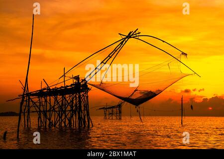 Landschaft von Square dip-net oder Yo (Thai Sprache) aus Bambus im Morgen bei Ban Pak Pra-Talay Noi See, Phatthalung, Thailand, Stockfoto