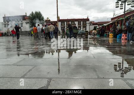 Lhasa, Tibet / China - 20. August 2012: Der Barkhor-Platz in Lhasa, Tibet. Der Platz ist voll mit Touristen, die nach lokalen Kunst und Kunsthandwerk suchen. Stockfoto