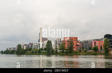 Wilde Enten auf dem Rasen zwischen den Bänken. Promenade über dem Fluss im Stadtzentrum. Holzbänke. Rest der Vögel. Stockfoto