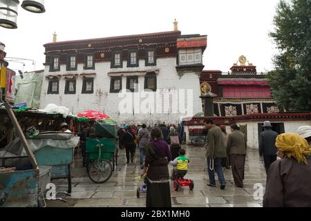 Lhasa, Tibet / China - 20. August 2012: Der Barkhor-Platz in Lhasa, Tibet. Der Platz ist voll mit Touristen, die nach lokalen Kunst und Kunsthandwerk suchen. Stockfoto