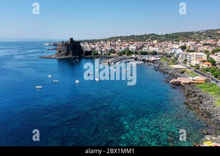 Acicastello Meer im Sommer - Sizilien Reisen Stockfoto