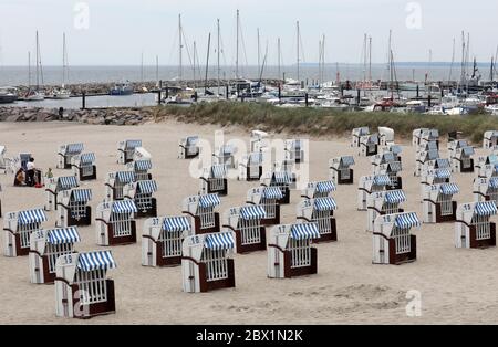 04. Juni 2020, Mecklenburg-Vorpommern, Kühlungsborn: Liegen stehen dicht beieinander am Strand und warten auf Urlauber und Touristen. Dicke Wolken und sinkende Temperaturen lassen jedoch kein Strandwetter zu. Foto: Bernd Wüstneck/dpa-Zentralbild/dpa Stockfoto