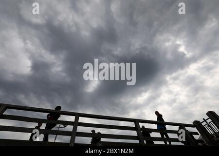 04. Juni 2020, Mecklenburg-Vorpommern, Kühlungsborn: Dunkle Wolken ziehen über die Seebrücke, sinkende Temperaturen lassen kein Strandwetter zu. Foto: Bernd Wüstneck/dpa-Zentralbild/dpa Stockfoto