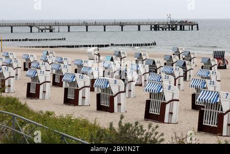 04. Juni 2020, Mecklenburg-Vorpommern, Kühlungsborn: Liegen stehen dicht beieinander am Strand und warten auf Urlauber und Touristen. Dicke Wolken und sinkende Temperaturen lassen jedoch kein Strandwetter zu. Foto: Bernd Wüstneck/dpa-Zentralbild/dpa Stockfoto