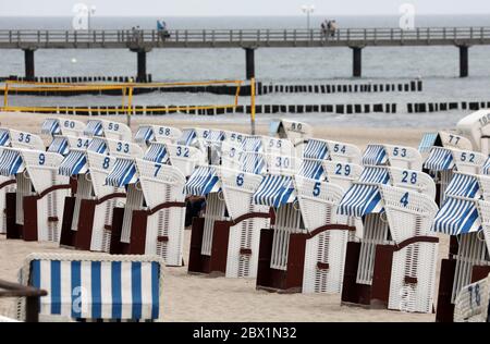 04. Juni 2020, Mecklenburg-Vorpommern, Kühlungsborn: Liegen stehen dicht beieinander am Strand und warten auf Urlauber und Touristen. Dicke Wolken und sinkende Temperaturen lassen jedoch kein Strandwetter zu. Foto: Bernd Wüstneck/dpa-Zentralbild/dpa Stockfoto