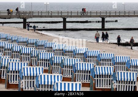 04. Juni 2020, Mecklenburg-Vorpommern, Kühlungsborn: Liegen stehen dicht beieinander am Strand und warten auf Urlauber und Touristen. Dicke Wolken und sinkende Temperaturen lassen jedoch kein Strandwetter zu. Foto: Bernd Wüstneck/dpa-Zentralbild/dpa Stockfoto