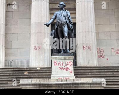 "Schwarze Leben Materie" Spray auf einer Statue von George Washington in der Federal Hall an der Wall Street gemalt, als die Unruhen nach dem Mord an George Floyd in den Händen der Minneapolis-Polizei weiter. Stockfoto