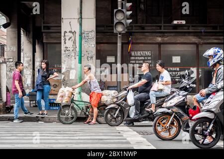 Der Verkehr hält an einer geschäftigen Kreuzung in China Town, Binondo District von Manila, Philippinen. Stockfoto