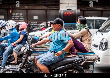 Der Verkehr hält an einer geschäftigen Kreuzung in China Town, Binondo District von Manila, Philippinen. Stockfoto