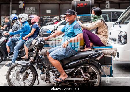 Der Verkehr hält an einer geschäftigen Kreuzung in China Town, Binondo District von Manila, Philippinen. Stockfoto