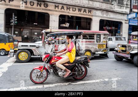 Der Verkehr hält an einer geschäftigen Kreuzung in China Town, Binondo District von Manila, Philippinen. Stockfoto