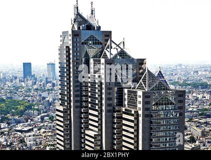 Shinjuku Park Tower, Park Hyatt Tokyo Hotel, Shinjuku, Tokio, Japan. Vom Tokyo Metropolitan Government Building aus gesehen Stockfoto