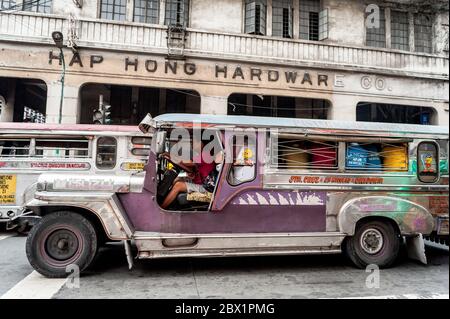 Der Verkehr hält an einer geschäftigen Kreuzung in China Town, Binondo District von Manila, Philippinen. Stockfoto