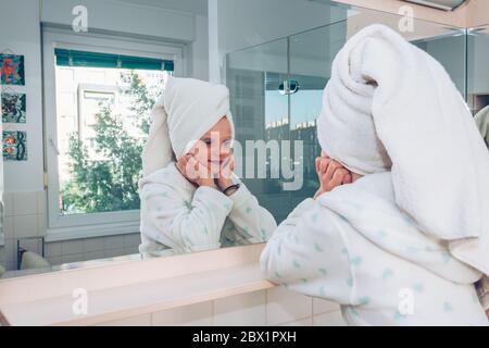 Close up Porträt der schönen charmanten Mädchen nach der Dusche in Spiegel in aufgeräumtem Badezimmer suchen Stockfoto