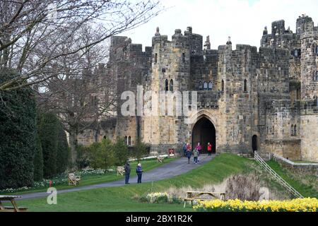 Eine verlassene Central Motorway in Newcastle upon Tyne mit NHS-Werbung Stockfoto