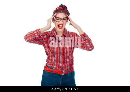 Eine sehr verärgerte und frustrierte Frau, die Hände auf den Kopf schreit. Nahaufnahme Porträt eines schönen Mädchens in rot kariert Hemd und Jeans mit Retro-Schleife auf hea Stockfoto