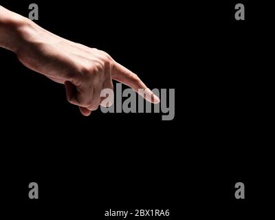 Männliche Hände auf schwarzem Hintergrund. Freier Platz für Text Stockfoto