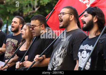 Junge Männer mit kommunistischen Fahnen singen während der Protestdemonstrationen von Black Lives Matter antirassistische Slogans.Hunderte von überwiegend jungen Demonstranten marschierten in Patras, Griechenland, in der Innenstadt in einem friedlichen Protestmarsch von Black Lives Matter zu Ehren von George Floyd. Stockfoto