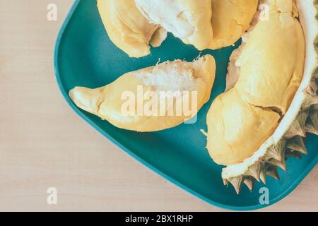 König der Früchte, Draufsicht von Durian auf blauem Teller. Stockfoto