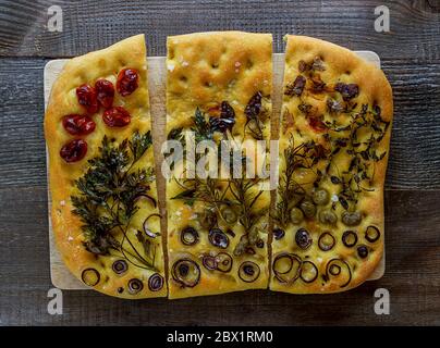 Schneiden Sie Stücke von Garten Focaccia Art Brot Stockfoto