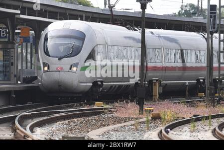 Stralsund, Deutschland. Juni 2020. Ein ICE-Zug steht im Bahnhof Stralsund. Die Deutsche Bahn investiert in Stralsund 22 Millionen Euro in den Bau einer Lager- und Behandlungsanlage für Fernzüge. In der Werkstatt sollen gleichzeitig bis zu sieben ICE-Züge gereinigt, gewartet und auf die nächste Fahrt vorbereitet werden, teilte das Unternehmen mit. Quelle: Stefan Sauer/dpa/Alamy Live News Stockfoto