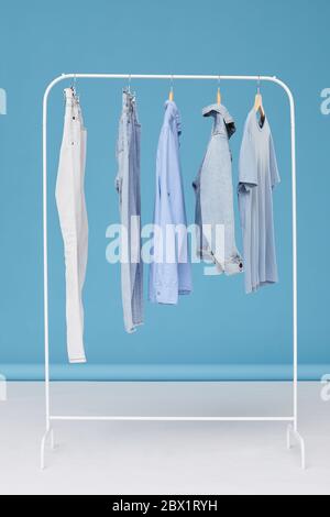 Bild von Jeans Kleidung hängen auf Kleiderbügel in der Kleidung zu kaufen Stockfoto
