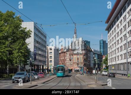 Elektrische Straßenbahn in Hanauer Landstraße, Frankfurt, Deutschland Stockfoto