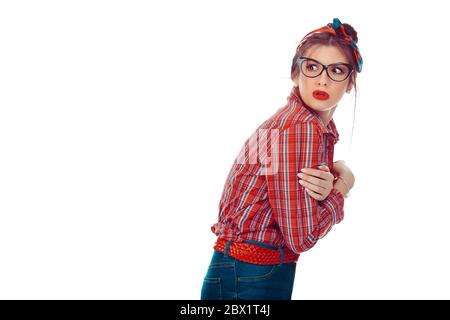 Nervös erschrocken neurotische Frau schaut zurück. Nahaufnahme Porträt eines schönen Mädchen in rot kariert Hemd und Jeans mit Retro-Schleife auf dem Kopf isoliert auf w Stockfoto