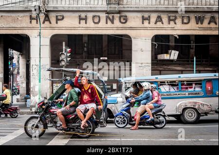 Der Verkehr hält an einer geschäftigen Kreuzung in China Town, Binondo District von Manila, Philippinen. Stockfoto