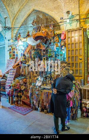 Der Basar Vakil ist der Hauptteil des Shiraz Bazaar, der im 11. Jahrhundert von Karim Khan als Plan erbaut wurde, um Shiraz zu einem prominenten Handelsgeschäft zu machen Stockfoto