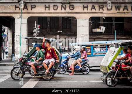 Der Verkehr hält an einer geschäftigen Kreuzung in China Town, Binondo District von Manila, Philippinen. Stockfoto