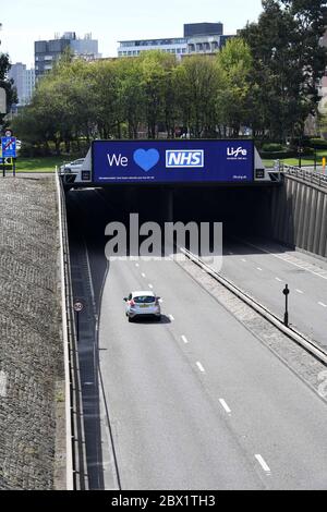 Eine leere Central Motorway in Newcastle upon Tyne während Coronavirus mit NHS-Anzeigen 14-4-20 Stockfoto