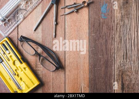 Blick von oben auf die Engineering Tools mit Brille auf hölzernen Tisch Hintergrund. Freier Platz für Text Stockfoto
